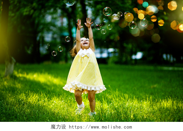 公园里玩泡泡的小女孩泡沫的女孩